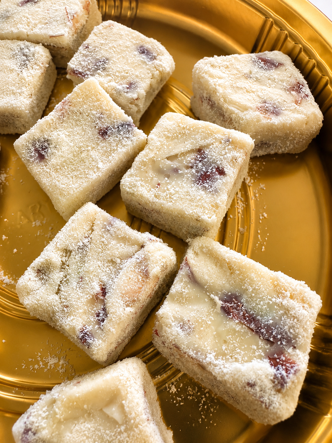 Fudge de Chocolate Blanco, Arándanos, Avellanas y Nueces