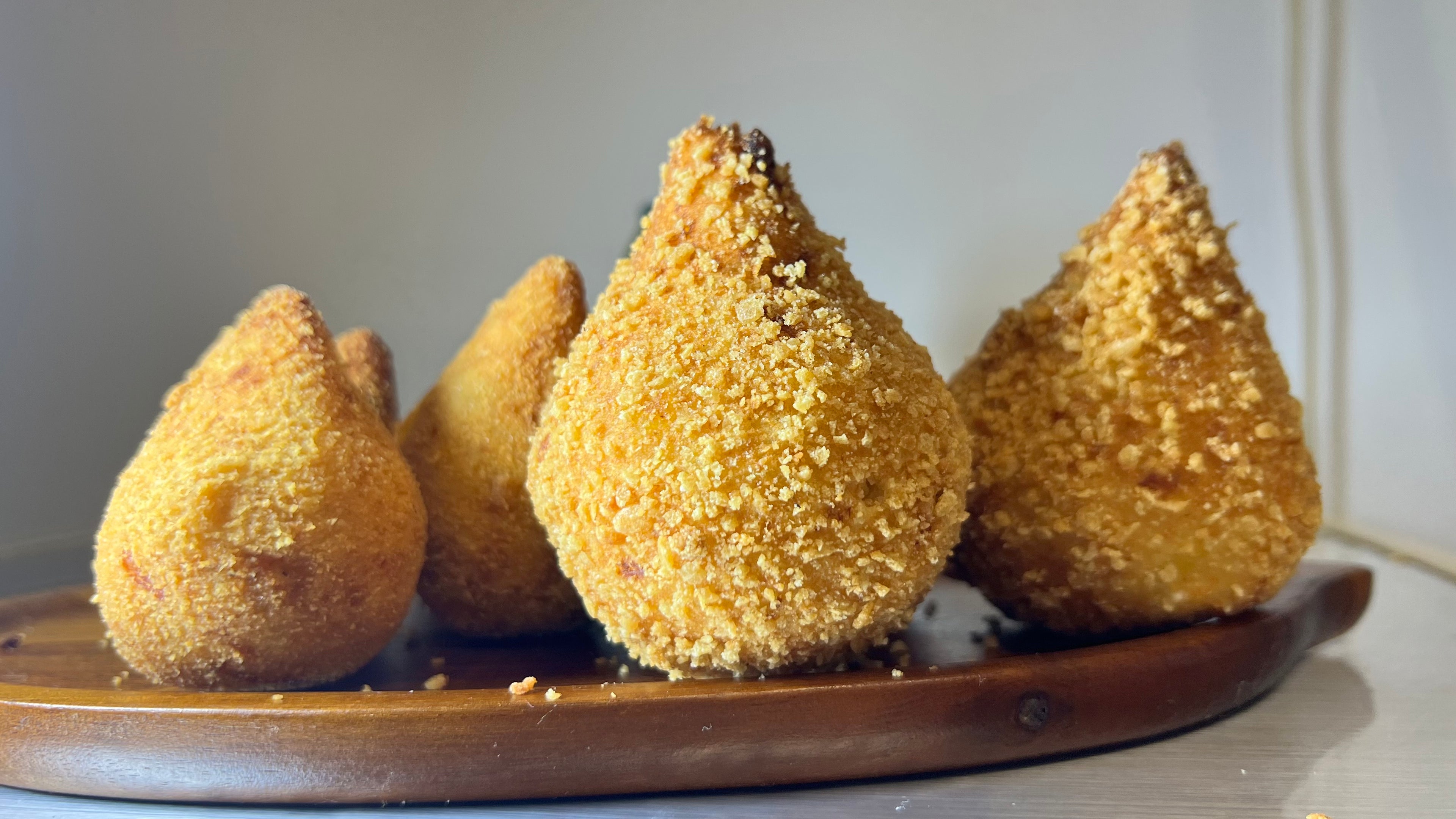 Super Coxinha XXL de Pollo con Crema de Queso